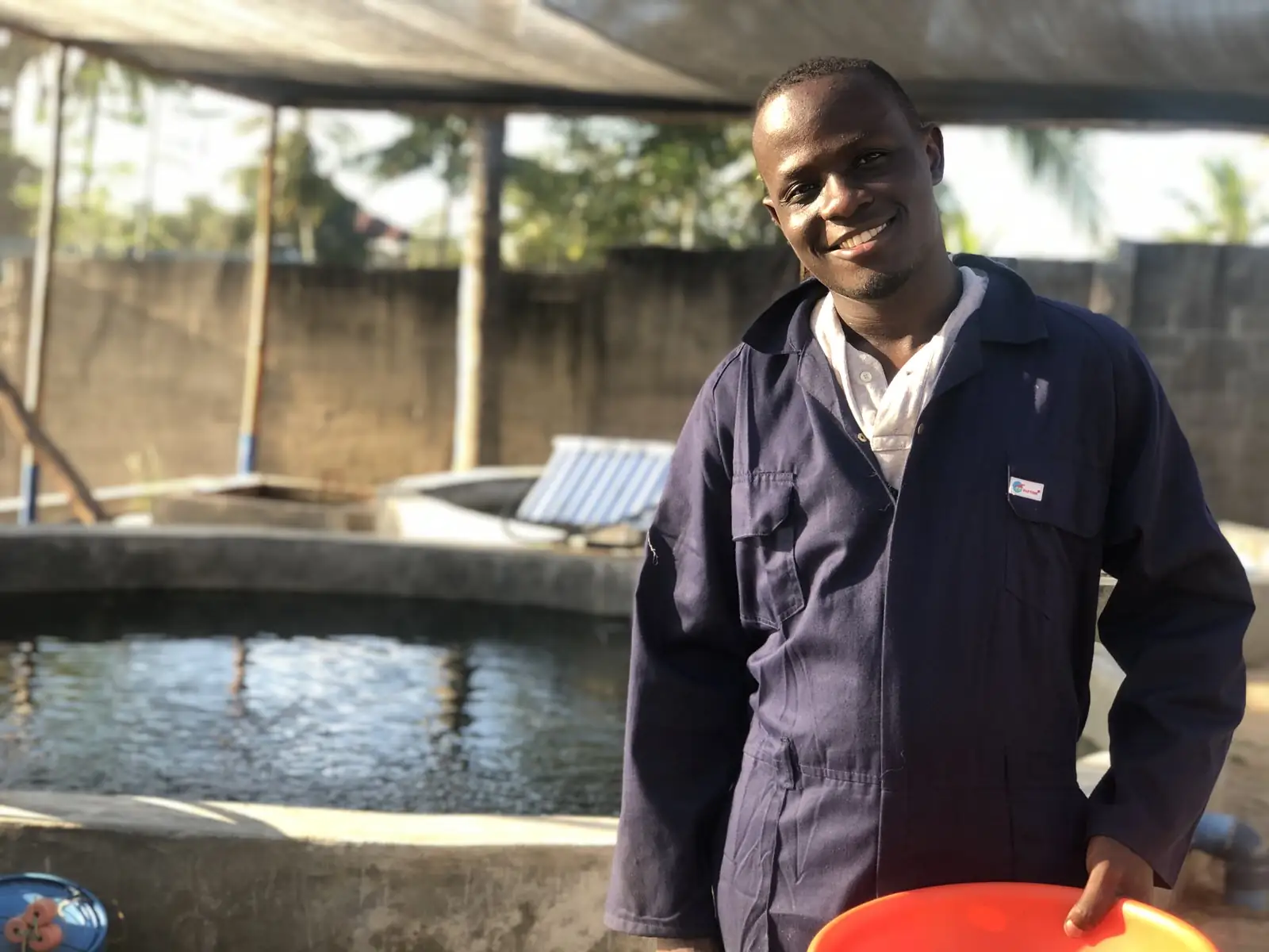 Mfanyakazi wa AquaEco kando ya tanki la vifaranga
